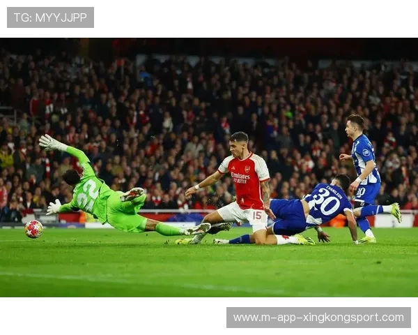 波尔图门将扑出点球，守护球队不失球