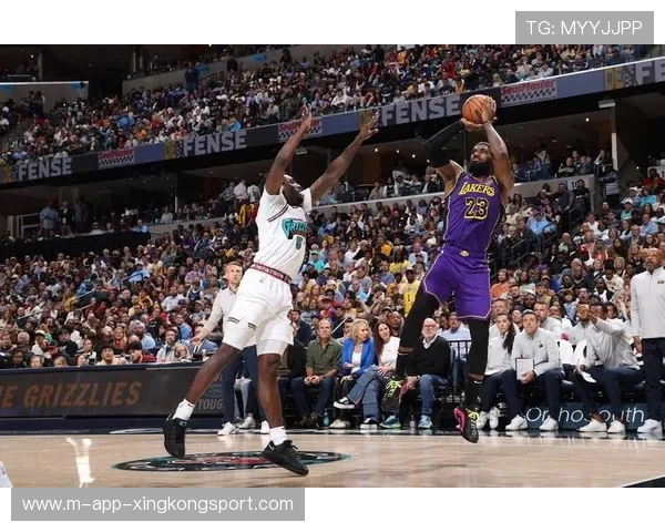 湖人末节逆转成功，詹姆斯关键三分锁定胜局，湖人官宣詹姆斯